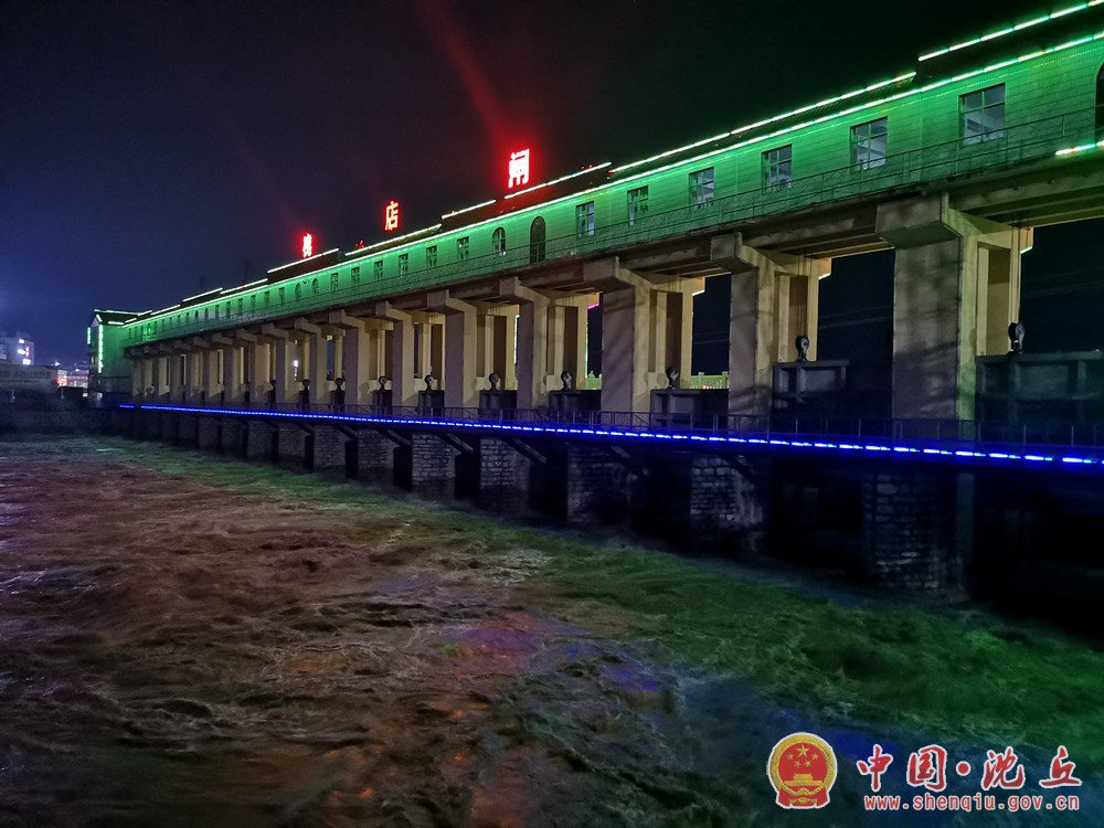 【2021-7-23】县领导实地督查夜间防汛工作 (2).jpg