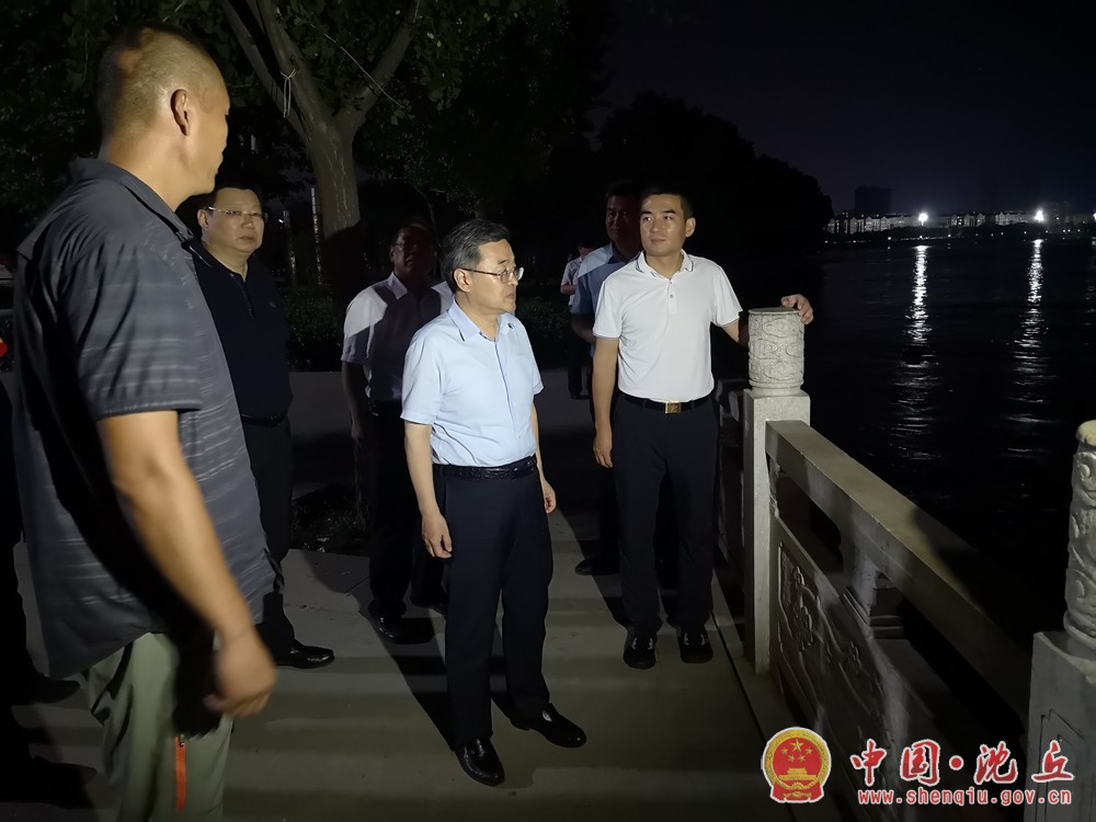 【2021-7-23】县领导实地督查夜间防汛工作 (3).jpg