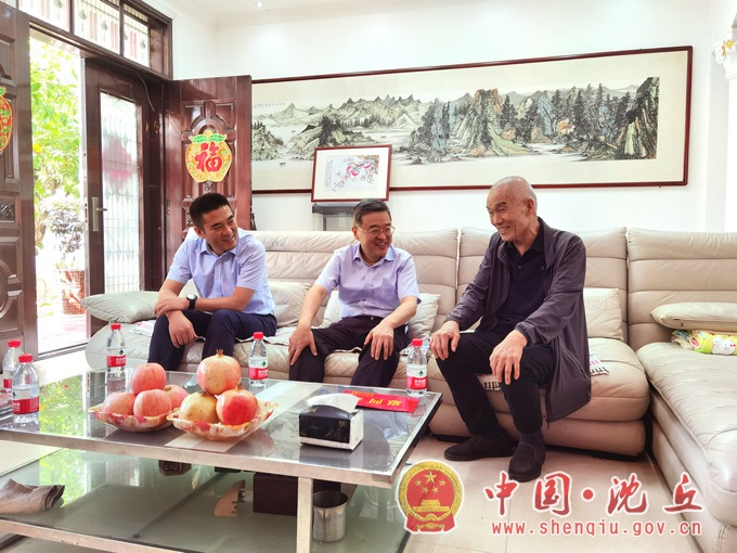 县四个班子领导分组走访慰问离退休县处级及抗战老干部1.jpg
