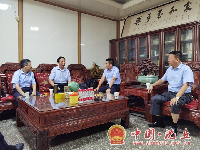县四个班子领导分组走访慰问离退休县处级及抗战老干部.jpg