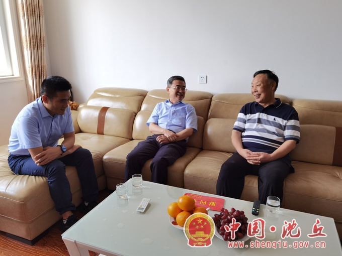 县四个班子领导分组走访慰问离退休县处级及抗战老干部2.jpg