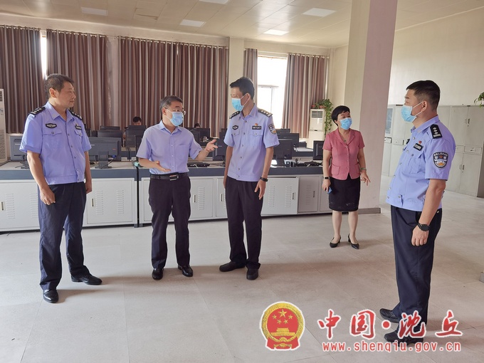 皇甫立新检查国庆期间值班1.jpg