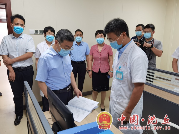皇甫立新检查国庆期间值班2.jpg