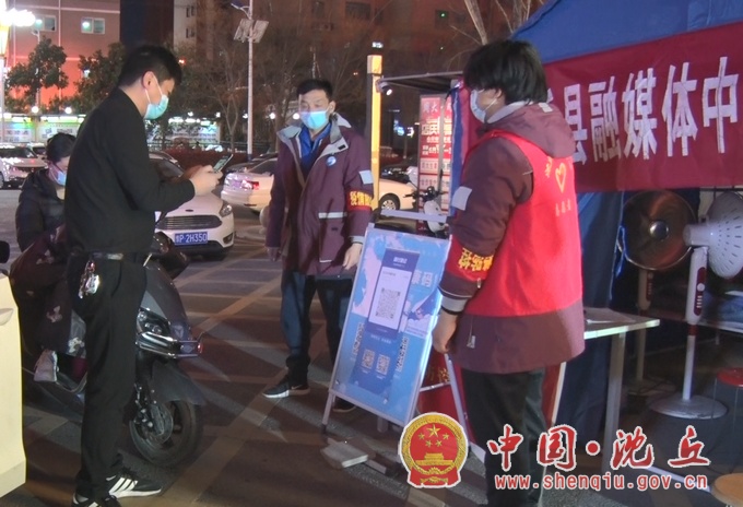 【2022-4-1】防疫一线党旗飘扬 (2).jpg