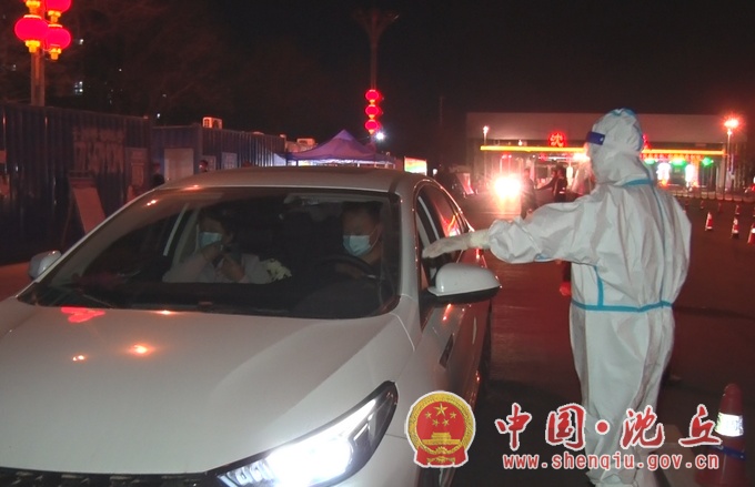 【2022-4-1】防疫一线党旗飘扬 (1).jpg