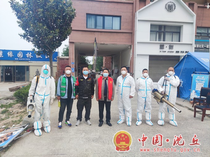 2022年5月9日沈丘县退役军人救援队为翰林公馆进行消杀（孟奇摄）.jpg