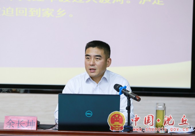 余长坤为县二高师生上思想政治教育课 (1).jpg