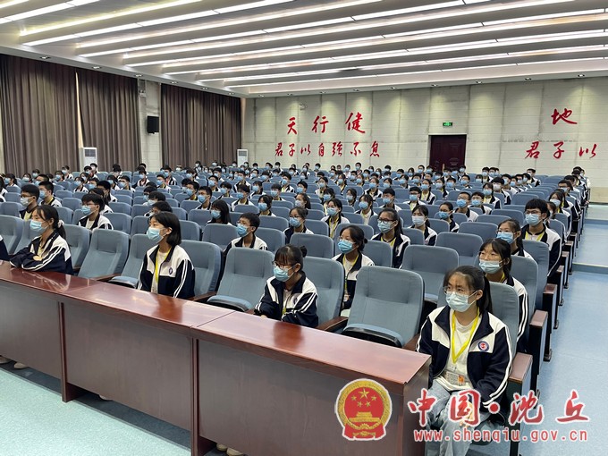 余长坤为县二高师生上思想政治教育课 (2).jpg
