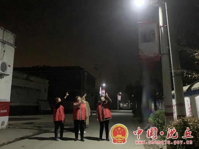 “爱心路灯”照亮群众新生活1.jpg