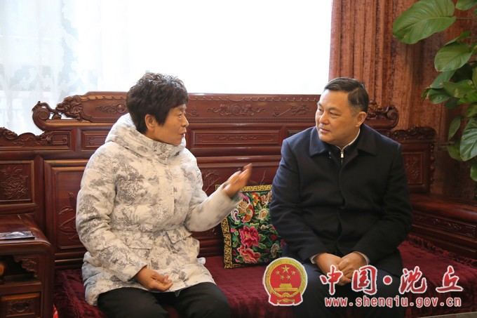县四个班子领导走访慰问离退休县处级老干部（3）.jpg