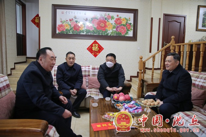 县四个班子领导走访慰问离退休县处级老干部（1）.jpg