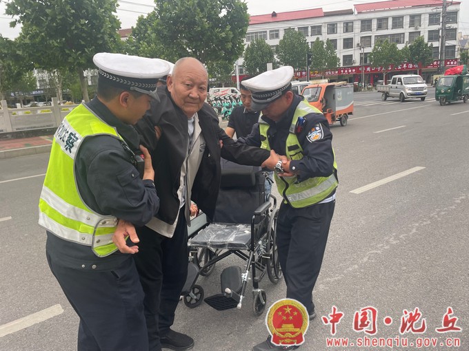 【2023-5-12】老人摔倒不起有危险 民警伸手扶起获点赞（1）.jpg