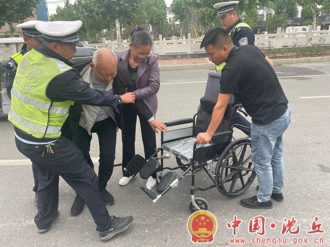 【2023-5-12】老人摔倒不起有危险 民警伸手扶起获点赞（2）.jpg