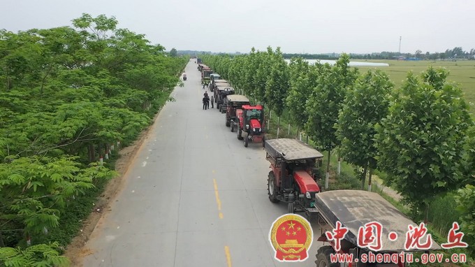沈丘：安全技术送下乡 农机“体检”迎三夏（1）.jpg