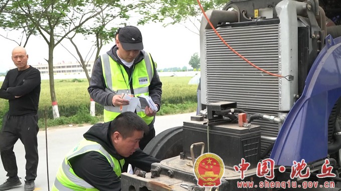 沈丘：安全技术送下乡 农机“体检”迎三夏（2）.jpg