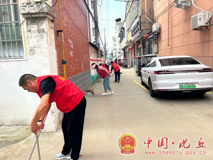 槐店镇北关社区：“清洁行动”让老城区“靓”起来3.jpg