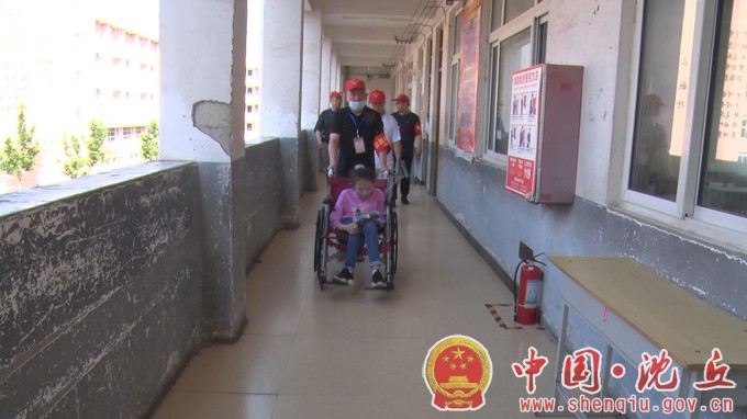 “绿色通道”助残疾考生顺利参加高考（3）.jpg