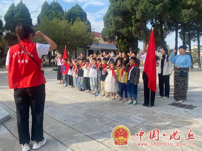 沈丘县树人小学开展“瞻仰烈士陵园 缅怀革命先烈”主题教育活动1.jpg