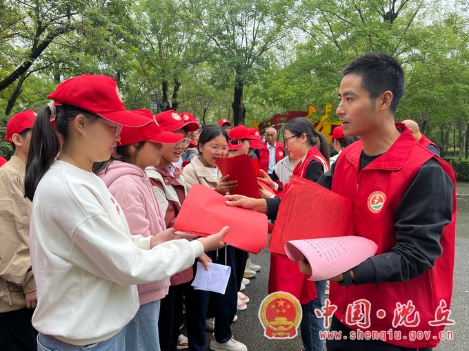 沈丘县第二初级中学举行“小手拉大手，争做文明人”志愿服务活动2.jpg
