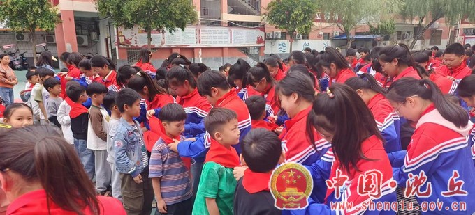 【2023-10-12】槐店回族镇东关小学开展“学习新思想 争做好队员”少先队建队活动（4）.jpg