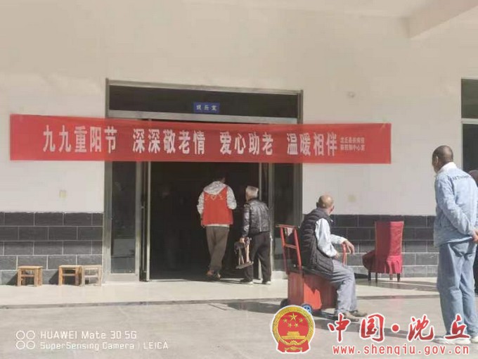 【2023-10-20】县疾控中心开展“情暖重阳 敬老爱老”义诊活动（2）.jpg