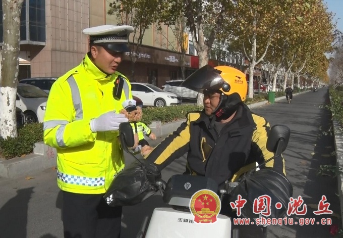 【2023-12-6】县邮政捐赠安全头盔 交警免费为市民发放 (1).jpg