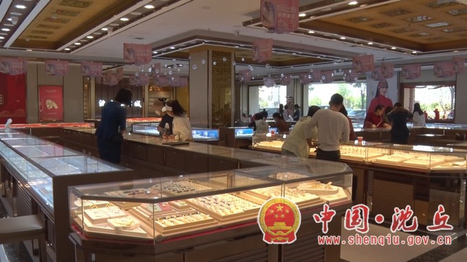 沈丘：“小克重”黄金饰品销售火爆(1).mp4_20240430_151826.788.jpg