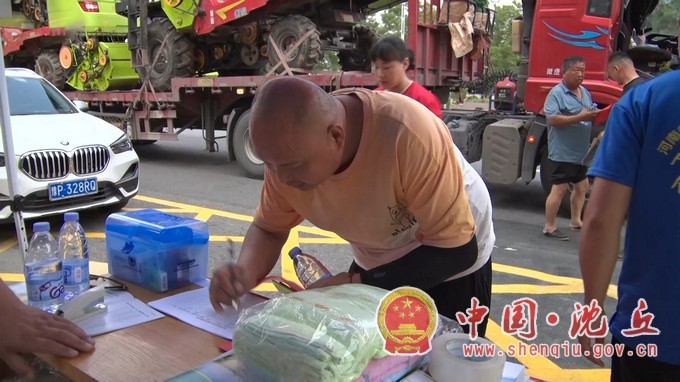 沈丘：农机服务到地头 护航夏粮保丰收.mp4_20240527_102133.425.jpg