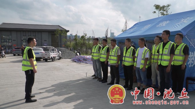 沈丘：开展24小时巡堤 织密防汛安全网.mp4_20240719_171209.065.JPG
