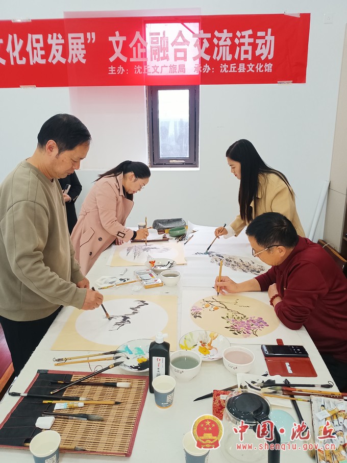 县委统战部组织党外知识分子书画家走进企业开展交流活动2.jpg