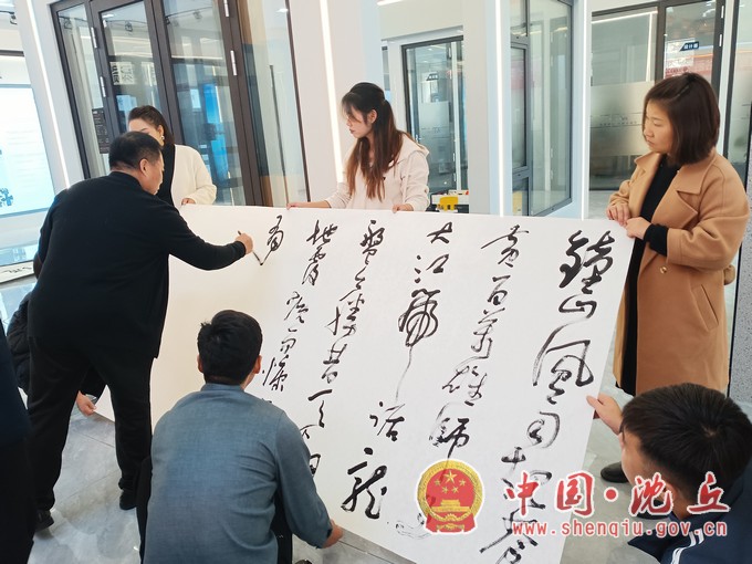 县委统战部组织党外知识分子书画家走进企业开展交流活动1.jpg
