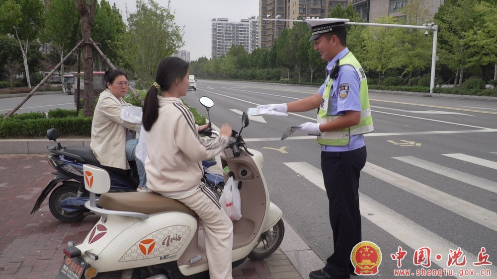 国庆我在岗—交警全员坚守 守护万家平安出行 (3).jpg