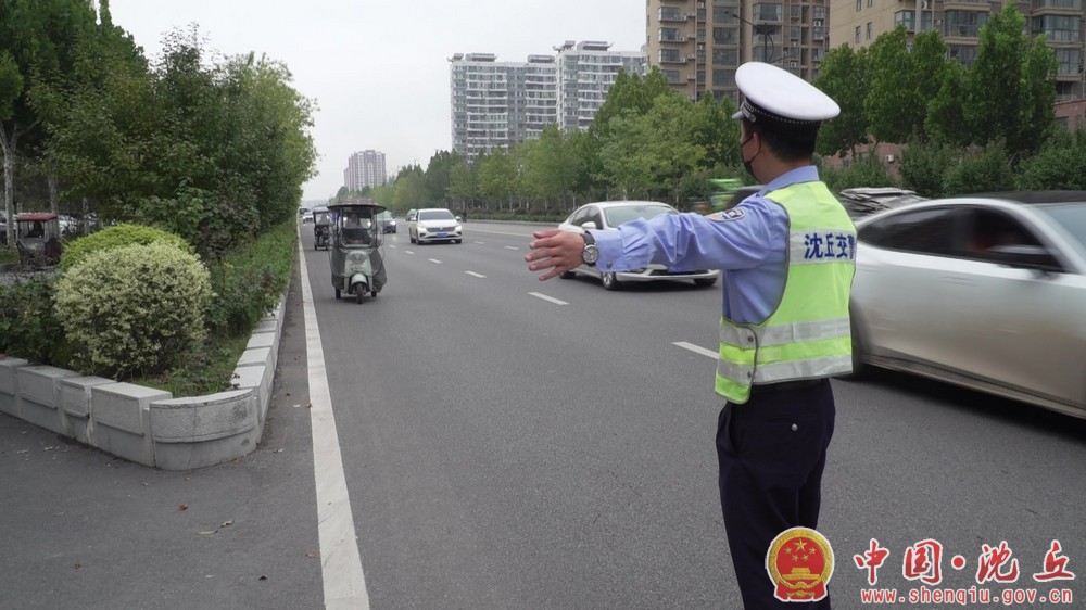 国庆我在岗—交警全员坚守 守护万家平安出行 (2).jpg