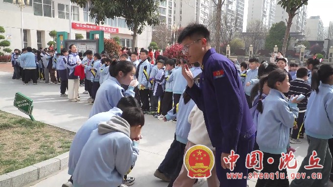 沈丘：消防培训演练进校园 筑牢安全“防火墙”.mp4_20260327_100733.047.jpg