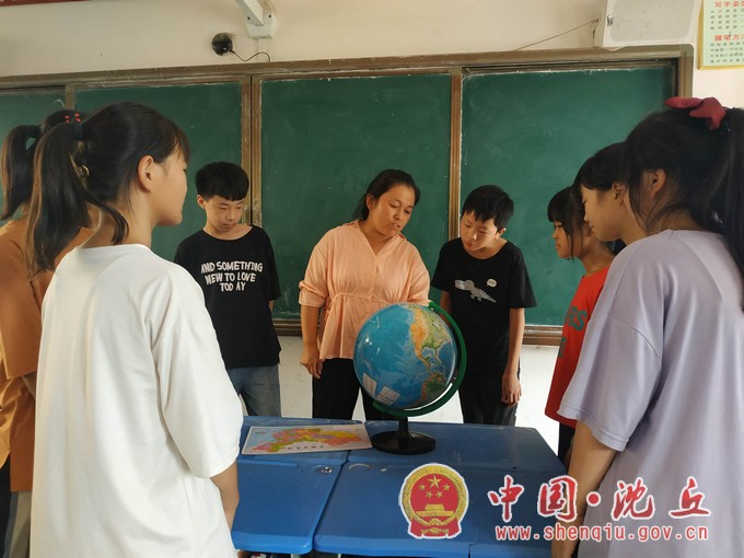【2020-9-3】县自然资源局组织开展2020年测绘法宣传周暨国家版图意识宣传进校园活动 (2).jpg