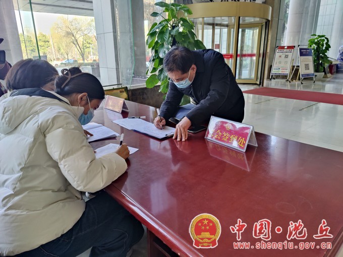 出席沈丘县第十六届人民代表大会第二次会议的人大代表们陆续向大会报到.jpg