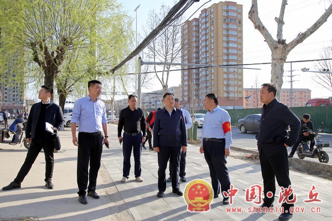 田庆杰徒步督导检查城市精细化管理工作时强调 下足“绣花功夫” 压实“路长”责任 助推城市精细化管理常态长效（1）.jpg