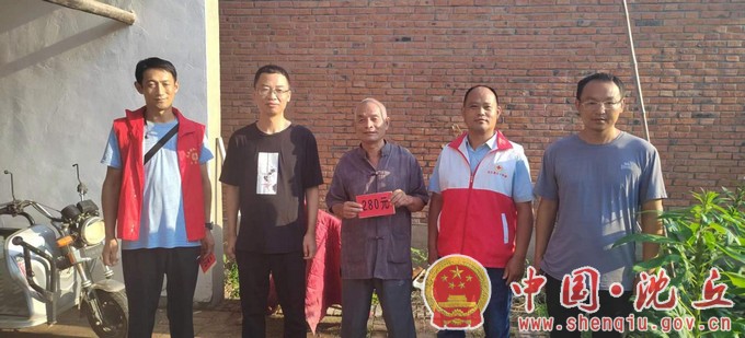 【2023-8-3】县红十字会到纸店镇潘董庄行政村开展爱心捐赠活动.jpg
