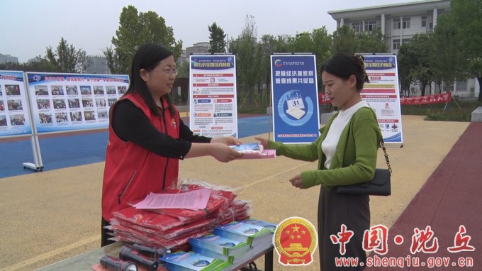【2023-9-27】县统计局开展第十四届“中国统计开放日”宣传活动（2）.jpg