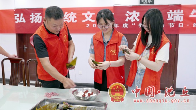 县委办、县政府办、县机关事务中心联合开展包粽子活动1.jpg