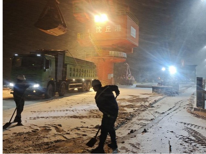沈丘港迎战风雪保障安全生产1.jpg