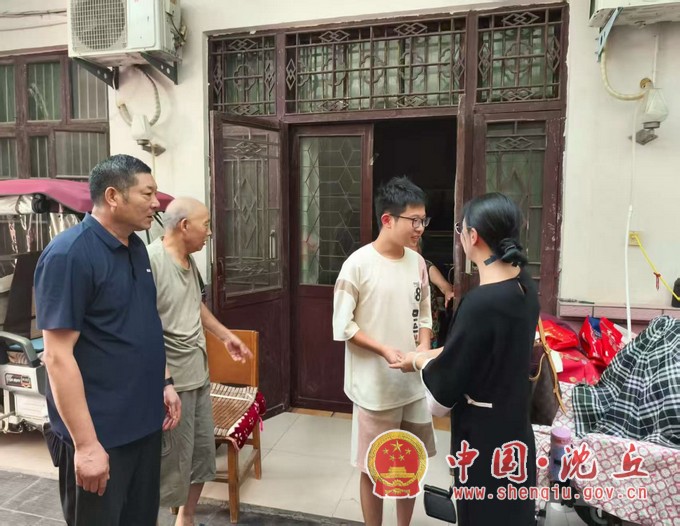 【2025-8-30】我县先锋小学慰问并资助一应届贫困大学生.jpg