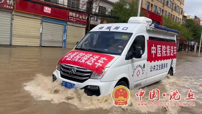 县中医院应对汛期 用心守护群众就医出行 (2).jpg
